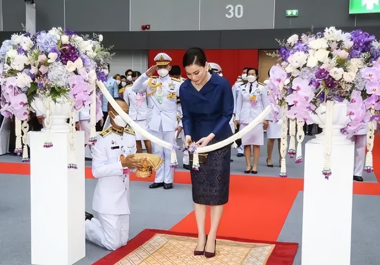 苏提达聪慧才能冠绝后宫，单独出席剪彩仪式，脸上始终面带笑容 图4