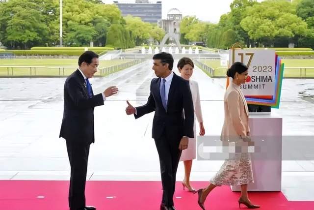 韩国第一夫人启程日本出席G7！穿蓝西装亮相真美，脸虽然嫩但显肿 图13