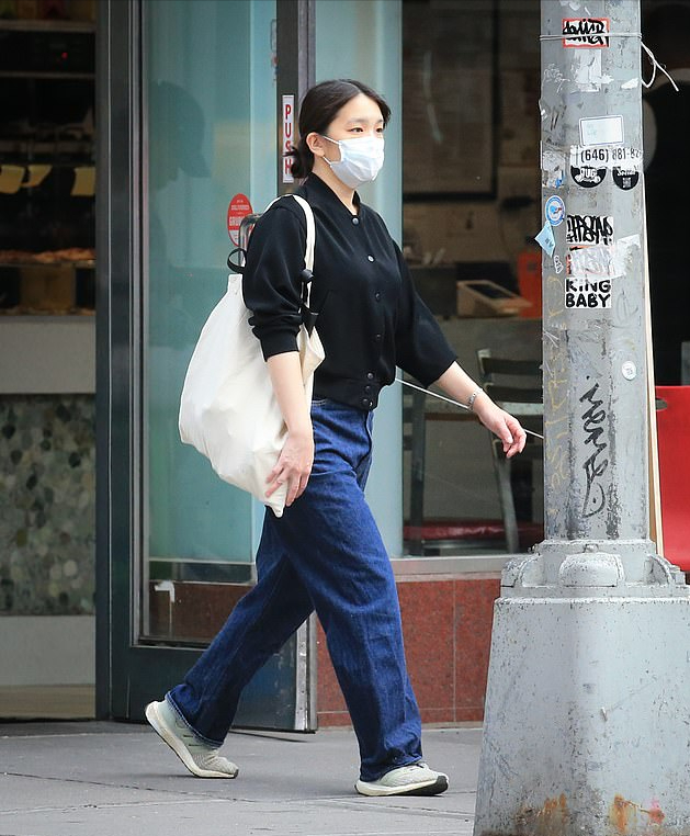 日本真子公主在纽约出街！素颜亮相太朴素了，驸马爷小室圭很宠她