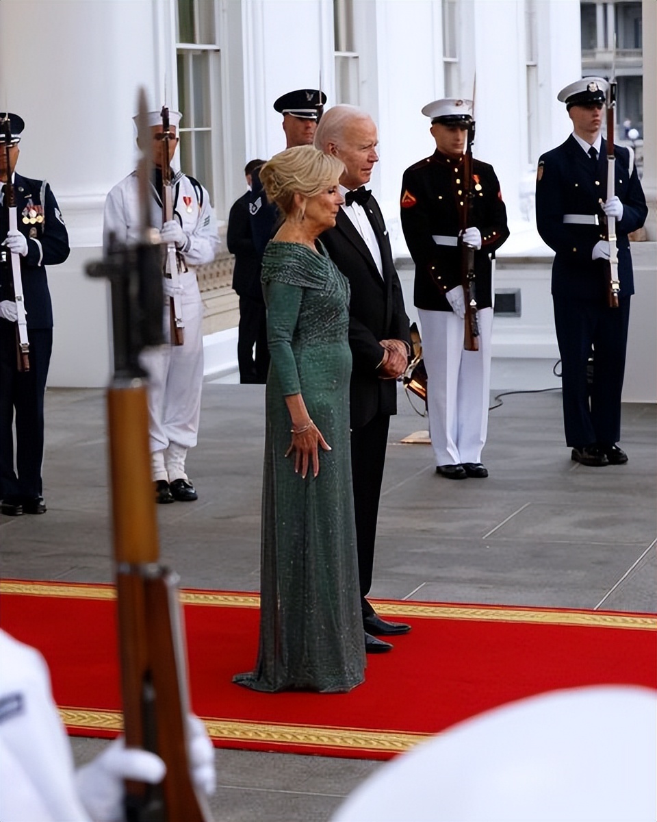 美国第一夫人亮相国宴却翻车！穿钻石裙勒出肚腩，第一千金惊艳了 图7