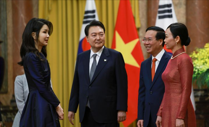 韩国第一夫人太拼！从越南回国就营业，和尹锡悦穿情侣装戴绿领带 图16