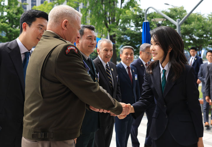 韩国第一夫人太拼！从越南回国就营业，和尹锡悦穿情侣装戴绿领带 图1