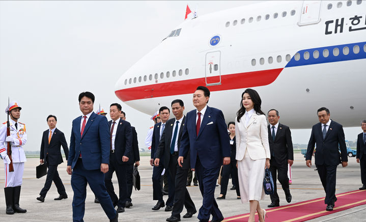 韩国第一夫人抵达越南了！换成一身白色造型真嫩，出席午宴更惊艳 图5